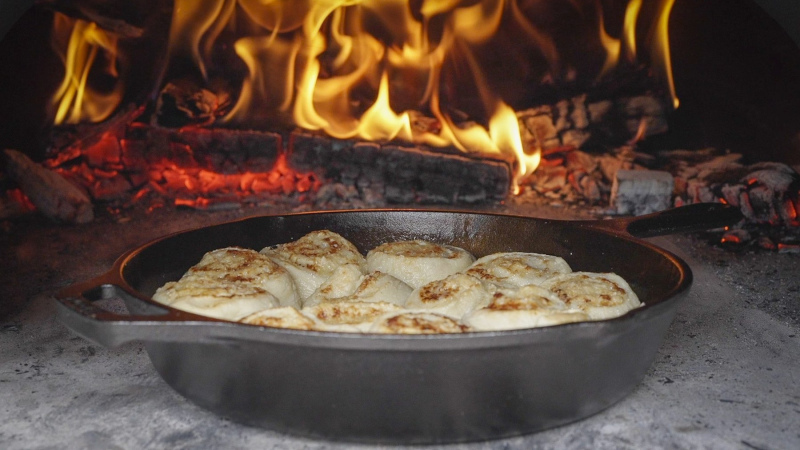 garlic-rolls-in-wood-oven-scaled